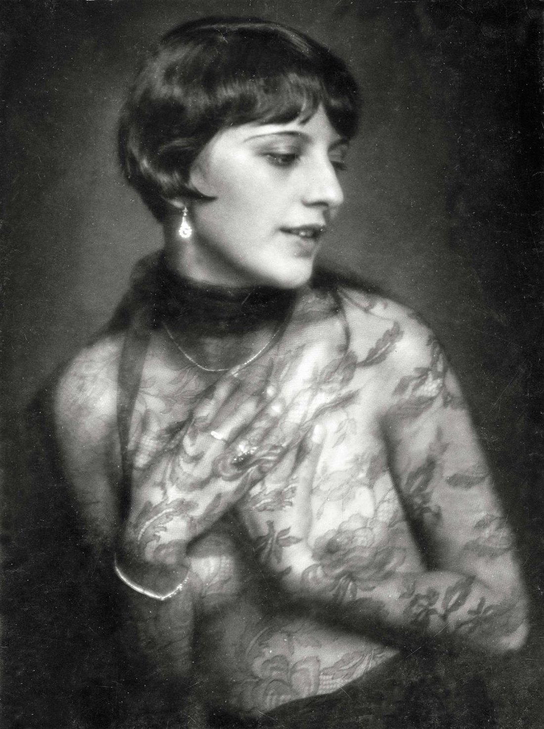 Ernst Förster :: Mizzi Müller. Tänzerin-Portrait mit Spitze über nacktem Oberkörper. veröffentlicht: Uhu Magazin 5/1928 | Dancer portrait with lace top over naked torso, 1928 [for Atelier Adele] | source Getty Images
