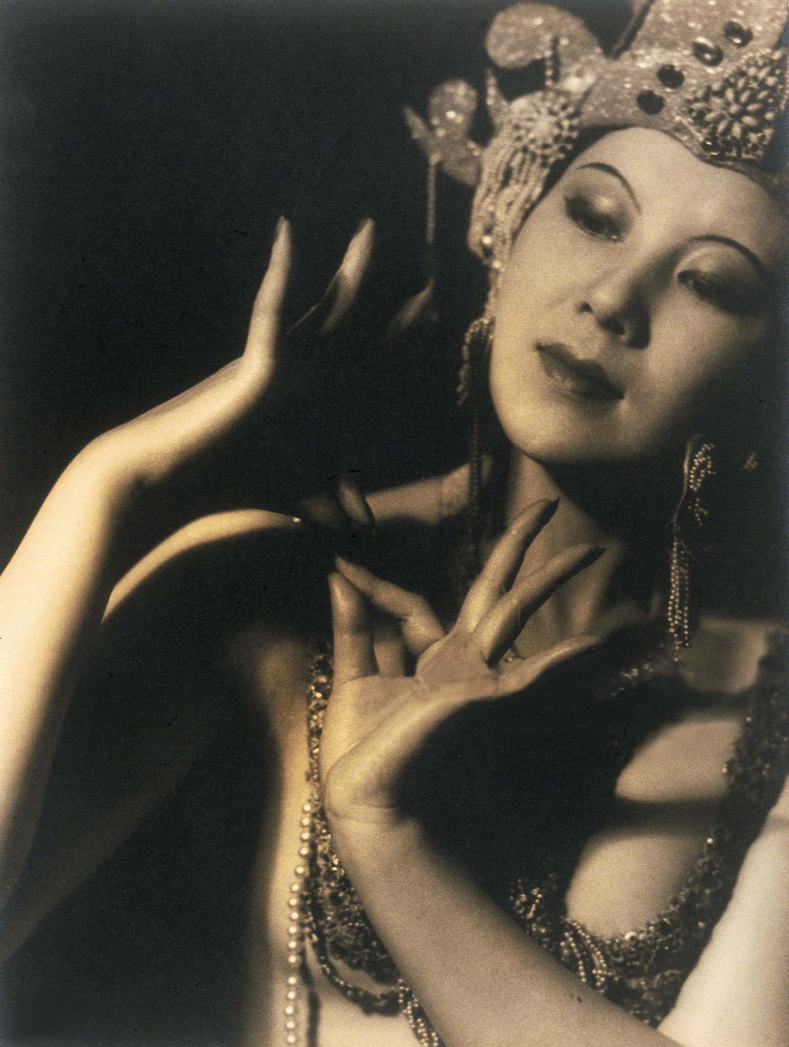 Atelier Von Behr :: Siri Sherki. Oriental Dancer, 1930s. Chlorobromide print. © Victoria & Albert Museum. The Royal Photographic Society. | src Getty Images