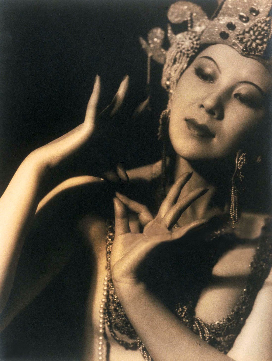 Portrait of Balinese dancer Siri Sherki by von Behr, 1930s