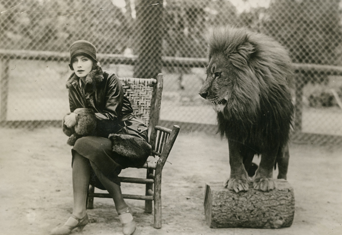 Greta Garbo et Léo, le lion emblème de la Metro-Goldwyn-Mayer, 1926. Tirage d'époque. Courtesy Galerie Lumière des roses. | src l'œil de la photographie