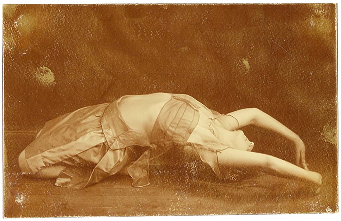 Lisel Weber in einer Tanzpose, zwischen 1918 und 1923. Schenkung des Vereins Lastoria e.V. Bremen. | src and © Jüdisches Museum Berlin