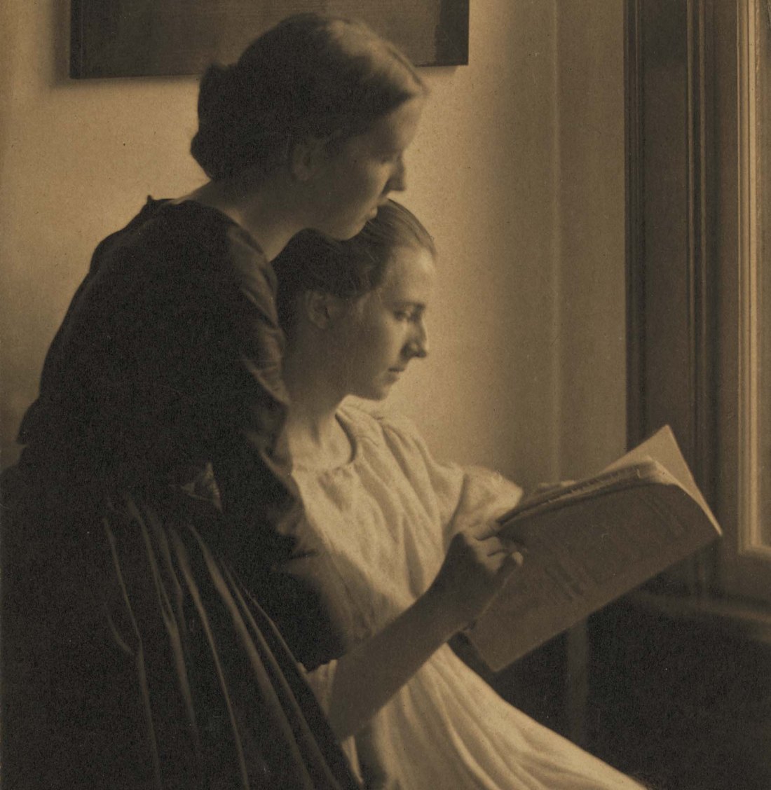 Clarence H. White :: The Readers (Letitia Felix and Ada Follett), Newark, Ohio, 1897. Platinum print. (Detail)