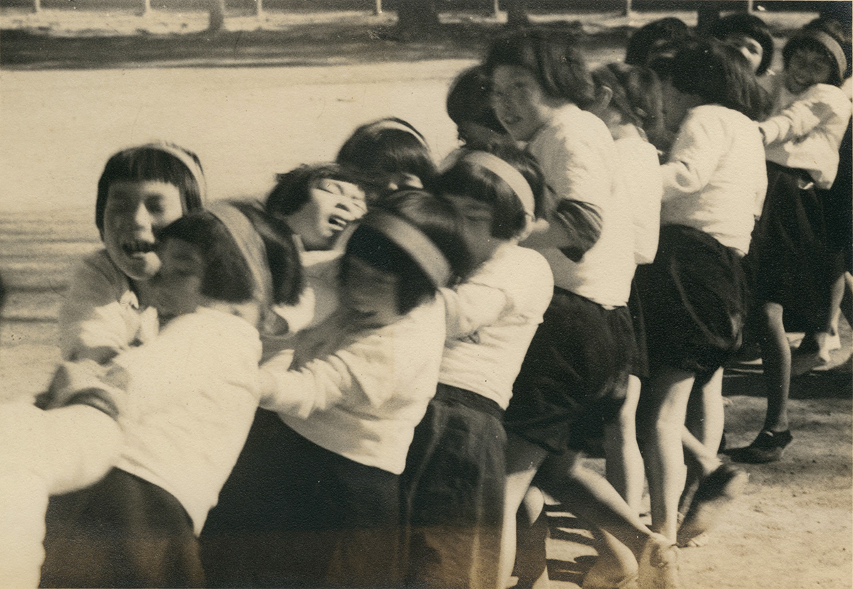 Photographe anonyme. Tir à la corde. Japon, 1936. Tirage argentique d’époque. | Tug of war. Japan, 1936. | Galerie Lumière des roses