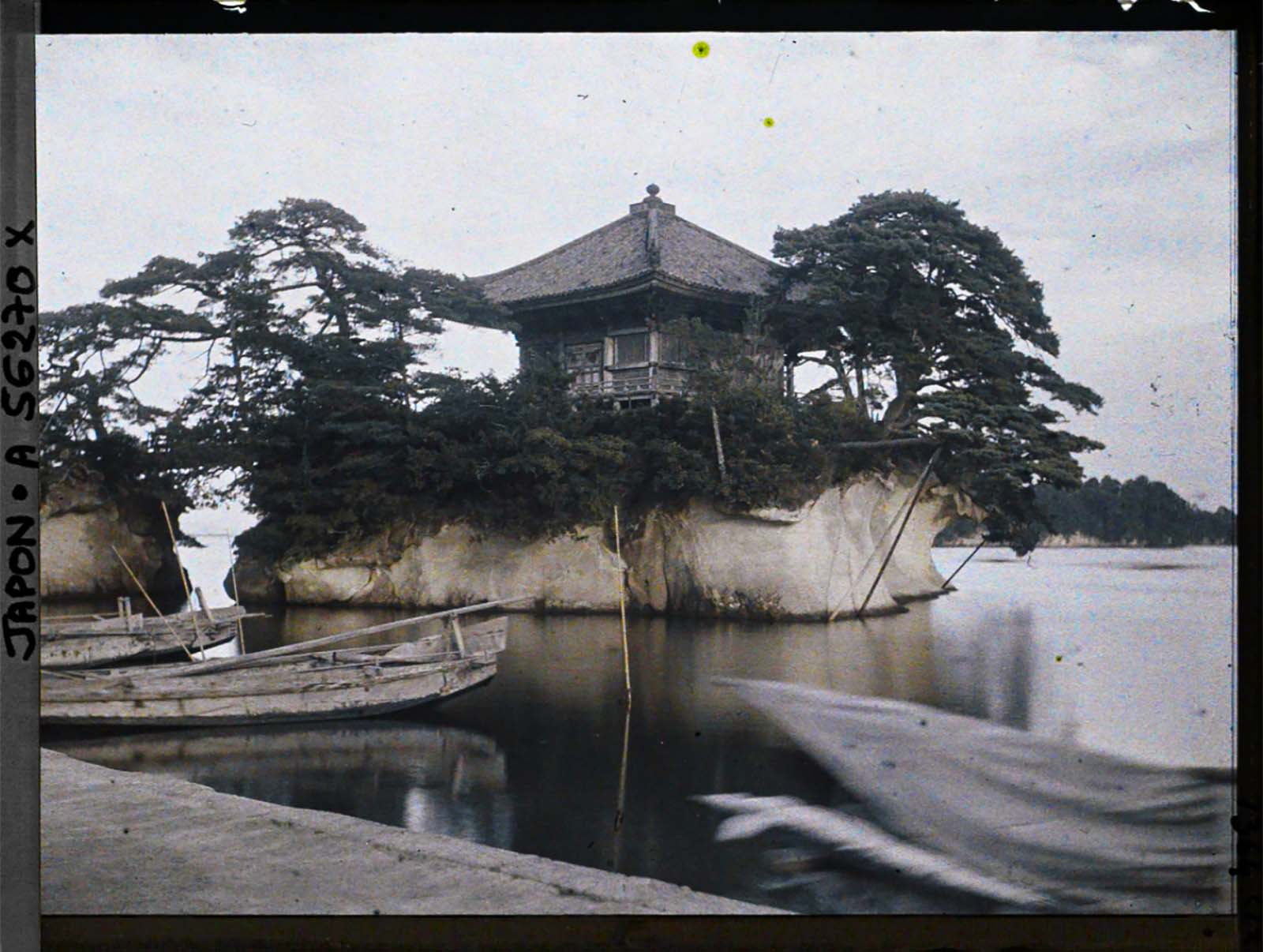 Roger Dumas :: Le Go-Daidô, vers le soir, baie de Matsushima, Japon, 1926-1927. Plaque de verre Autochrome. Archives de la Planète. | src Musée départamental Albert Kahn