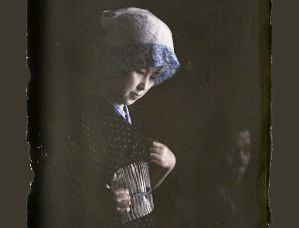 Roger Dumas :: Portrait d'une jeune femme coiffée du tenugui, Japon, 1926-1927. Autochrome. (Detail)