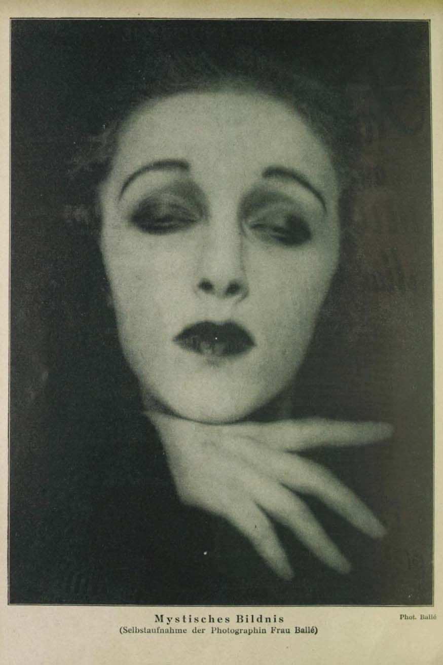 Mystisches Bildnis (Selbstaufnalnne der Photographin Frau Ballé). Scherl's Magazin Band 5, Heft 8, August 1929