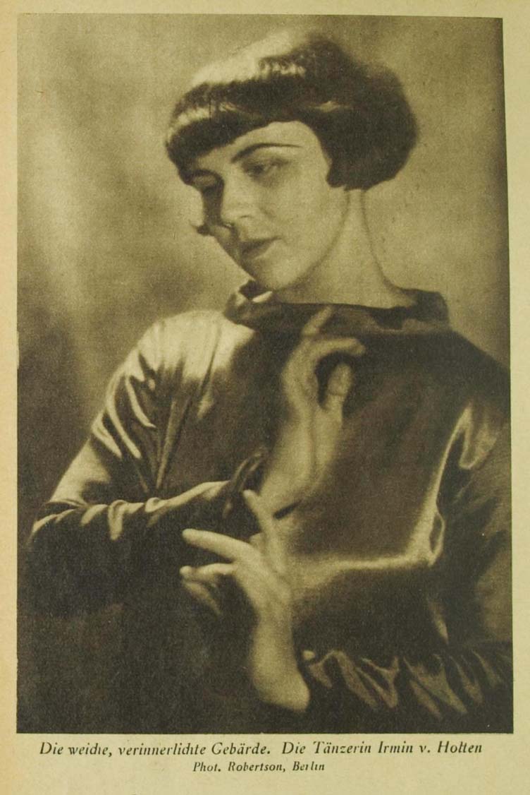The gentle, inward gesture. The dancer Irmin von Holten. Photograph by Hans Robertson for the article: Die persönliche Note im Gesicht der modernen Frau [The personal touch on the face of the modern woman] by Werner Suhr published in Scherl's magazine in November 1928 (nº  4-11)
