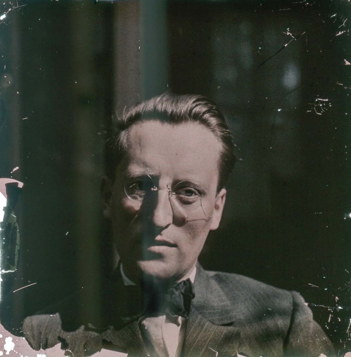 Leendert Blok :: Zelfportret Leendert Blok, omstreeks 1930-1935. Autochrome. Courtesy Galerie Dudok de Groot. | src Het Parool