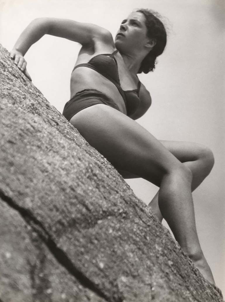 André Steiner (Andor Steiner) :: La pente [The Slope], Lily, Roscoff, 1933. | L'amour et la photographie · Musée Nicéphore Niépce