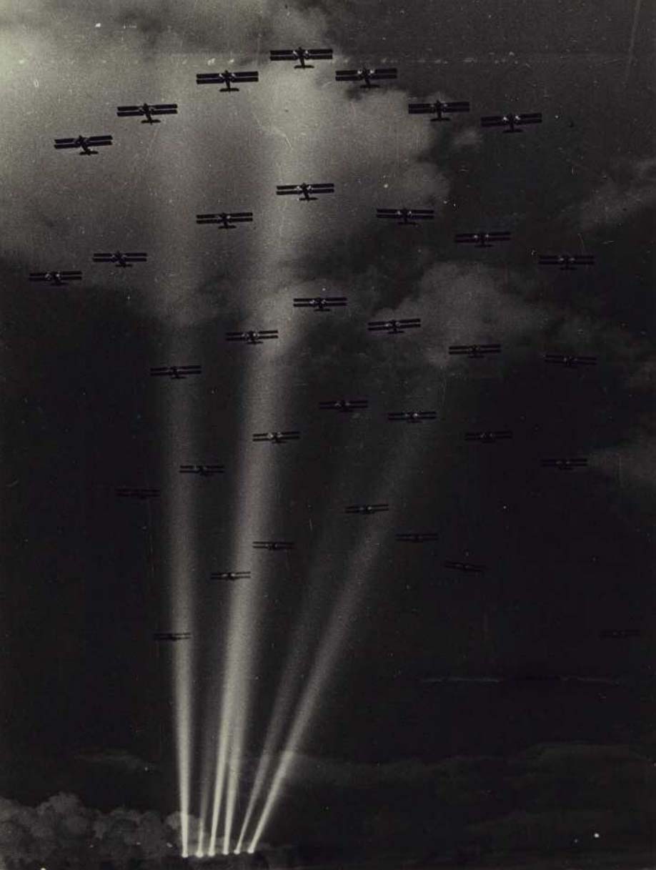 André Steiner :: Photomontage, Une nuée d'avion s'élève dans le ciel illuminé par les projecteurs, 1933.