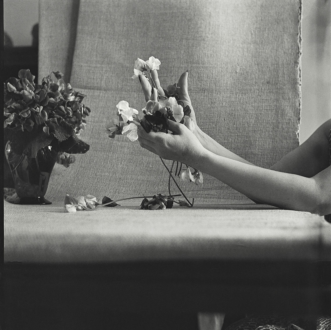 Colette Baltzakis (1926-2014) :: Hands # 1, Paris, 1952. | src Colette Baltzakis Collection at eye-eye