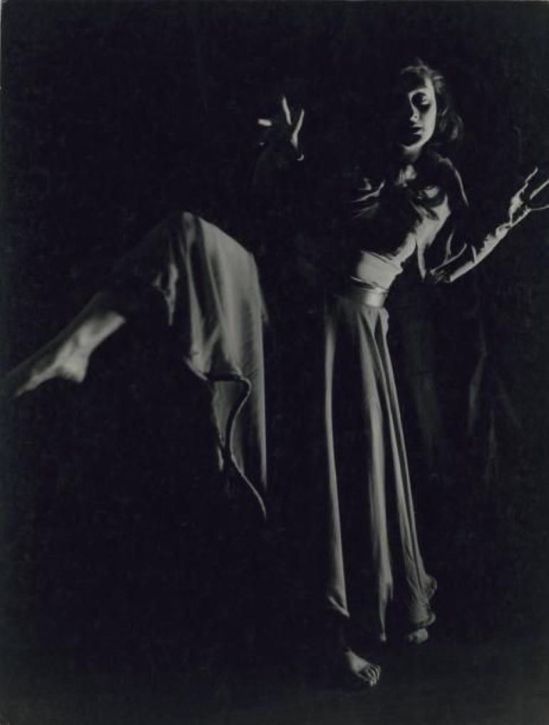 André Steiner (Andor Steiner) :: Danse Grotesque, Paris, 1933, tirage argentique. | src Giquello & Associés