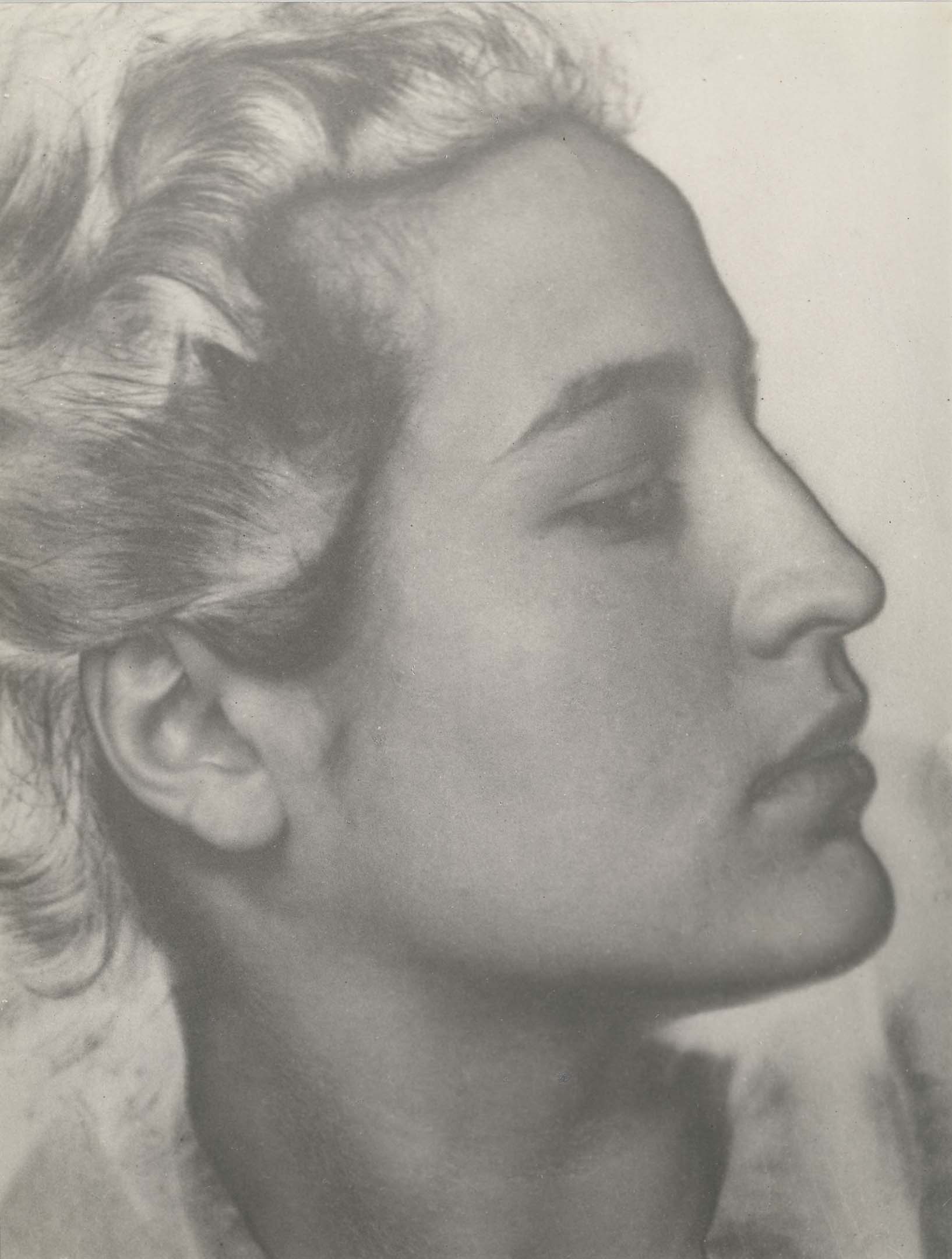 Gertrude FEHR, Frau, Gesicht, Profil, Experiment, Solarisation
Odile, 1936. Solarization. | src Fotostiftung Schweiz - Sammlung online