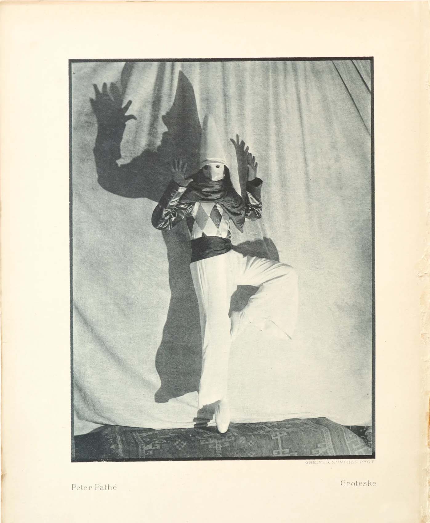 Peter Pathé in Groteske. Photo by Greiner. Costume design: Walter Schnackenberg. | src L'Affichiste