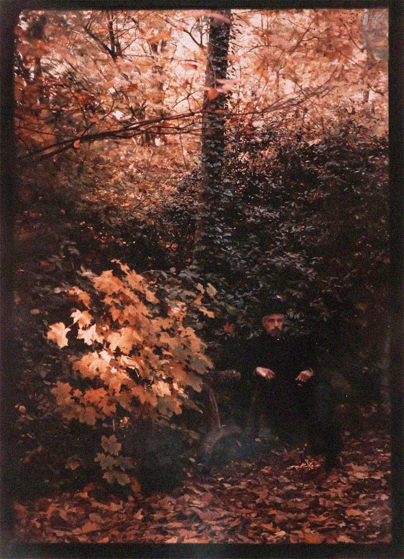 Henry-René d’Allemagne (1863-1950) et divers :: [Autoportrait], Parc, ca. 1900. Autochrome. | src Ader ~ Paris Photo 2022