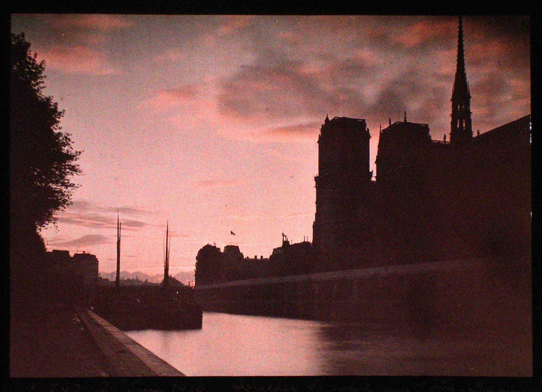 Léon Gimpel, Notre Dame, November 1910, autochrome © Daniel Blau.jpg