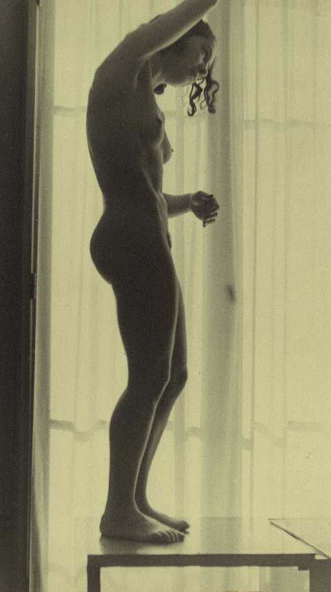 André Steiner [Andor Steiner] :: Nu, Lily, appartement de la rue Gambetta, Paris, circa 1930. | src Giquello et Associés