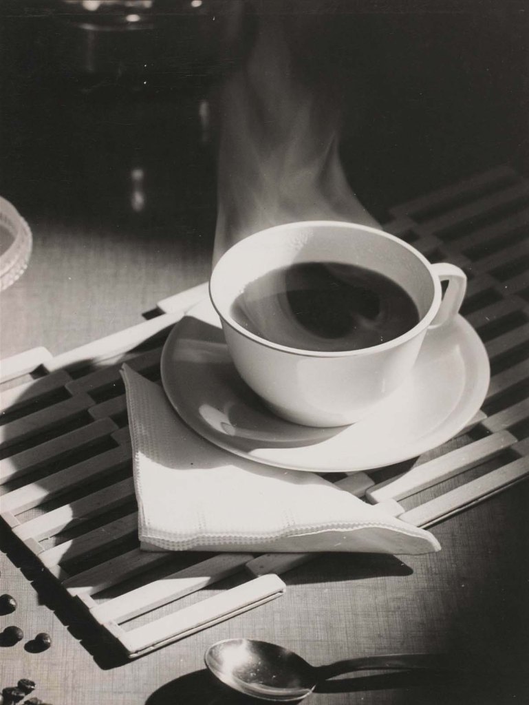 André Steiner [Andor Steiner] :: Nature morte à la tasse de café, vers 1945. | src Centre Pompidou