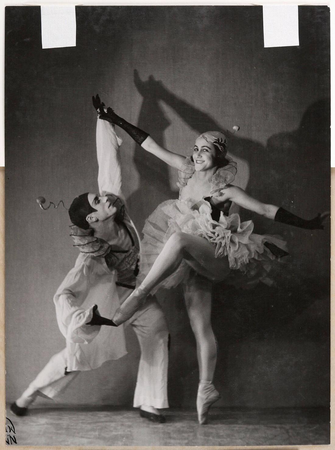 Anna Riwkin :: Titel saknas, u.å. Gelatinsilverfotografi monterat på kartong. | Untitled, n.d. | src Moderna Museet