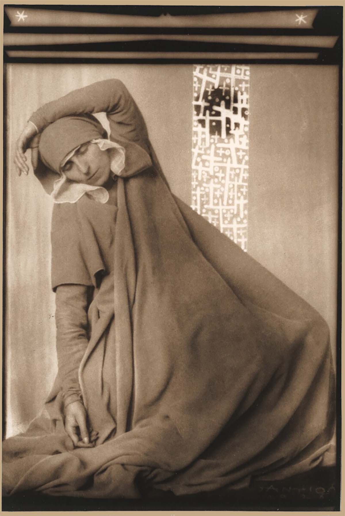 Anton Josef Trčka (Antios) :: Ellinor Tordis als Maria, 1926. Bromsilbergelatinepapier, auf Untersatzkarton, im Passepartout. | src Albertina Museum