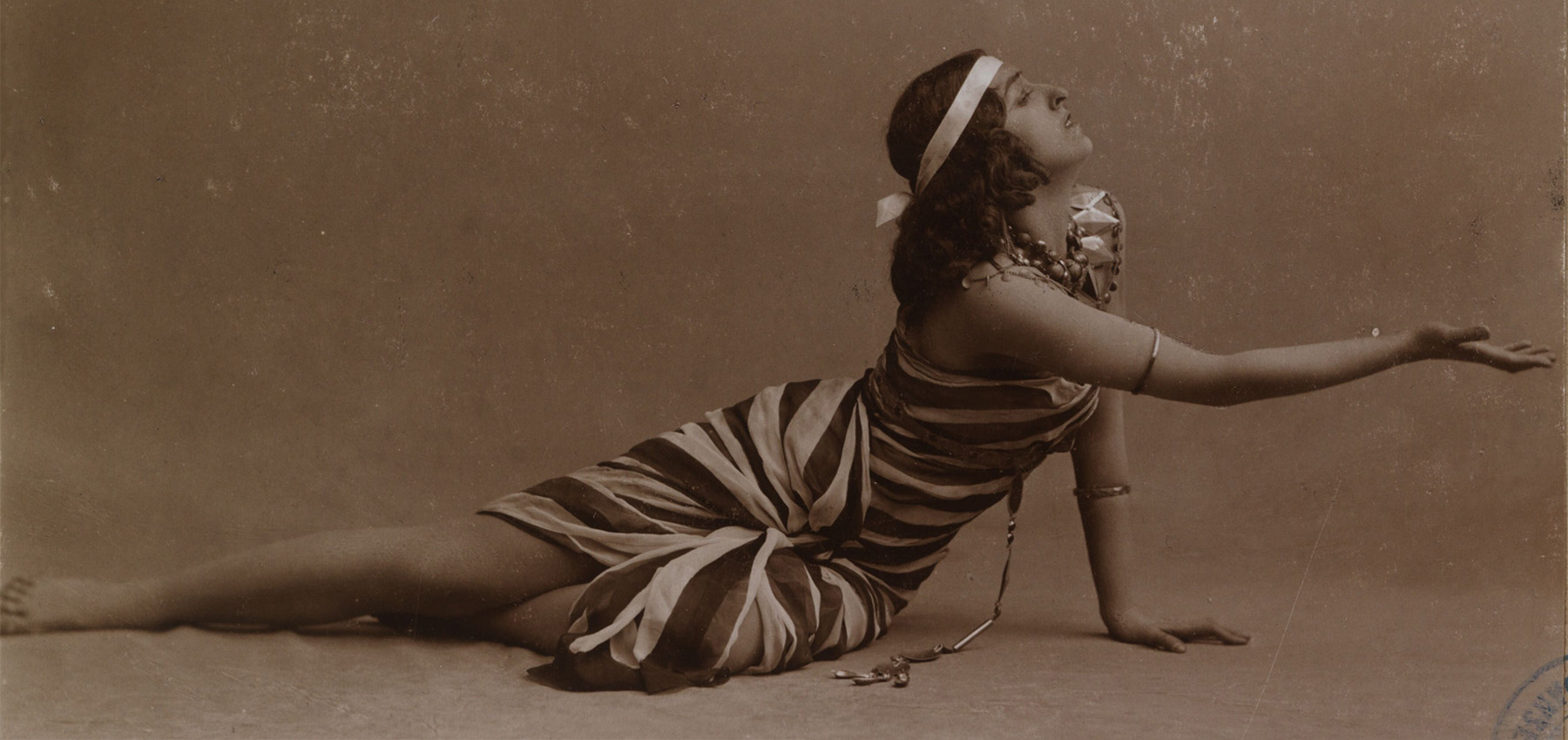 Atelier Jaeger (Stockholm) :: Dancer Vera Petrovna Fokina (1886-1958) in Cléopâtre, choreographic drama in one act. Choreography by Michel Fokine. Stockholm Royal Theatre, 1913 [detail] | src BnF · Gallica
