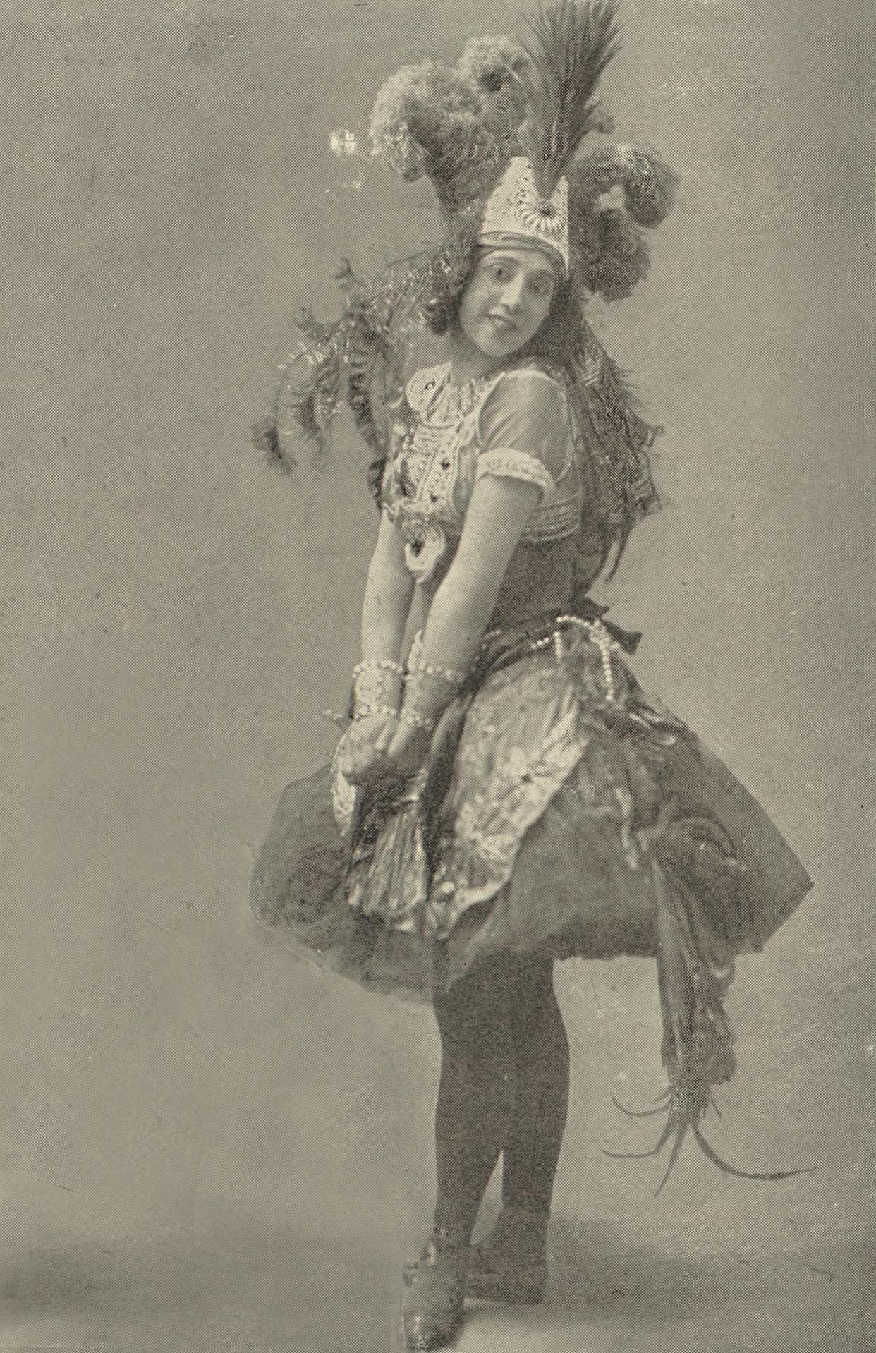 Mlle. Karsavina. Première danseuse dans L'Oiseau d'Or. Photo Bert. Collection des plus beaux numéros de "Comœdia illustré" et des programmes consacrés aux ballets et galas russes depuis le début à Paris, 1909-1921. | src BnF
