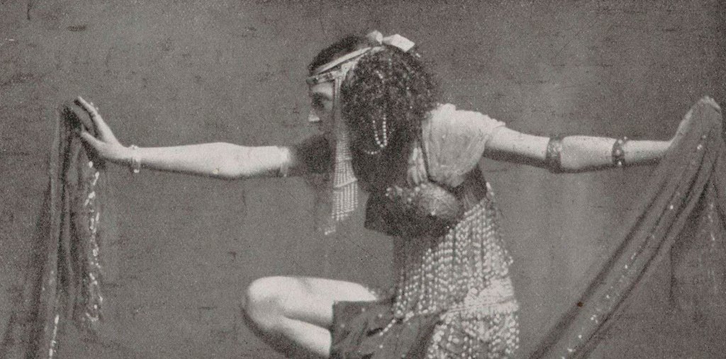 Mme. Ida Rubinstein dans le rôle de Cléopâtre. Photo Bért. Collection des plus beaux numéros de "Comœdia illustré" et des programmes consacrés aux ballets et galas russes depuis le début à Paris, 1909-1921. | src BnF ~ Gallica