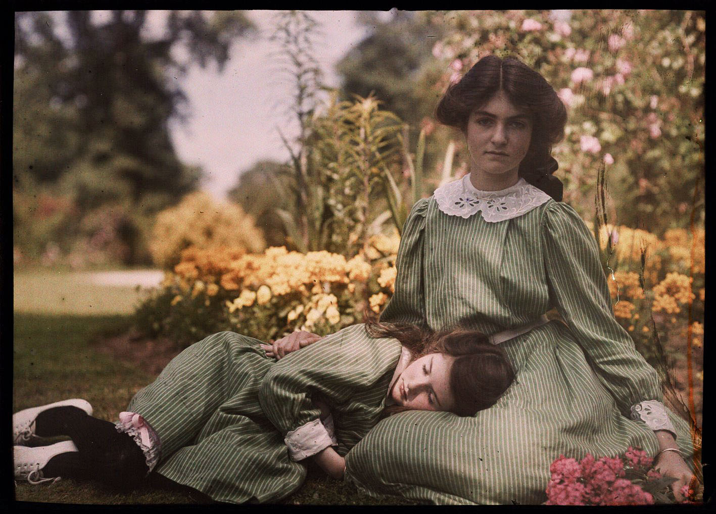 Etheldreda Janet Laing :: Iris and Janet, ca. 1914. Autochrome. The younger sister (Iris) has fallen asleep in her sister's lap.| src Science and Media Museum (The Dawn of Colour)