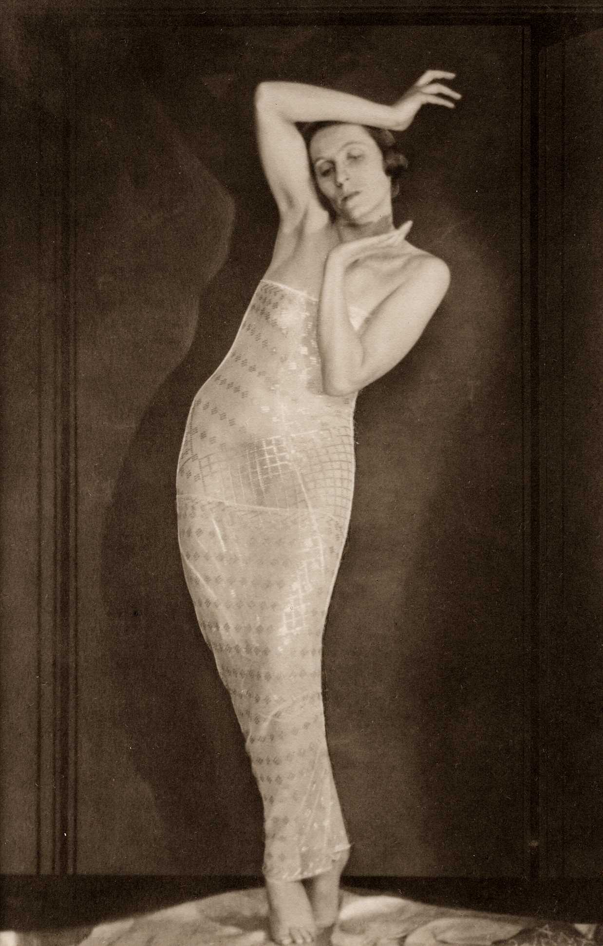 Anton Josef Trčka (Antios) :: Ellinor Tordis in a dance pose, 1926. Palladium print. | src Galerie Kicken Berlin