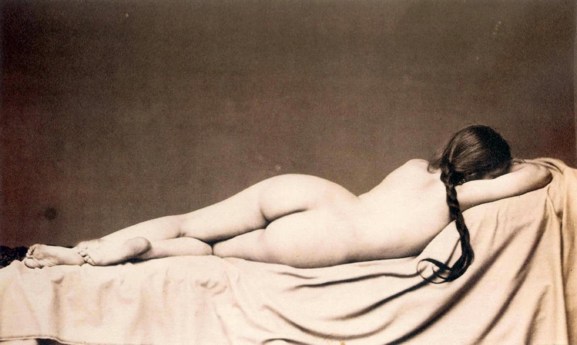 Femme à la tresse. Nu allongé de dos, ca. 1870. Tirage sur papier albuminé, attribué a Gilmer. | src Cultura