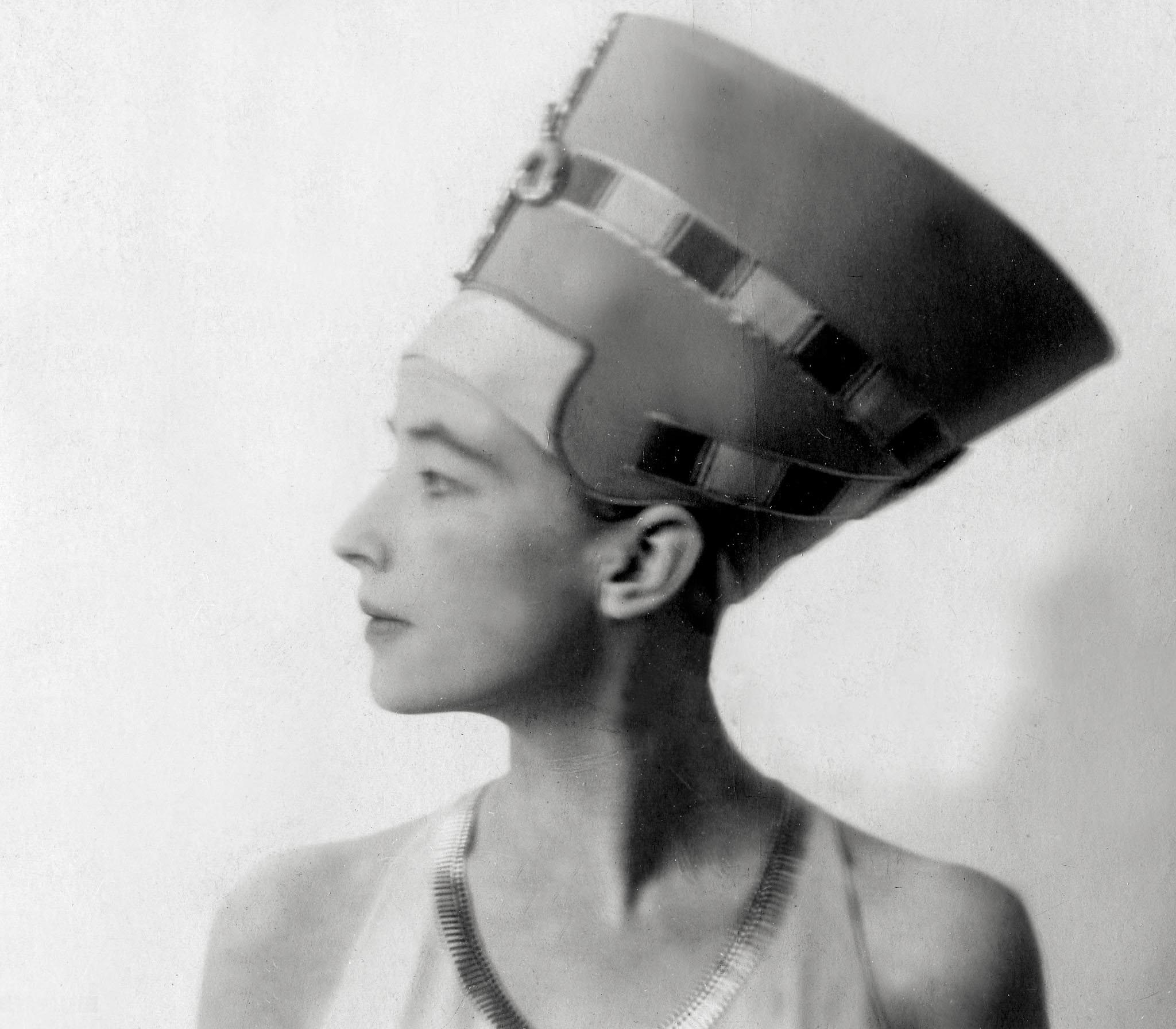 Frieda Riess :: Baroness Nadine Uexküll, née von Radowitz dressed as Nefertiti, 1927. Ullstein Bild. | src and hi-res Getty Images