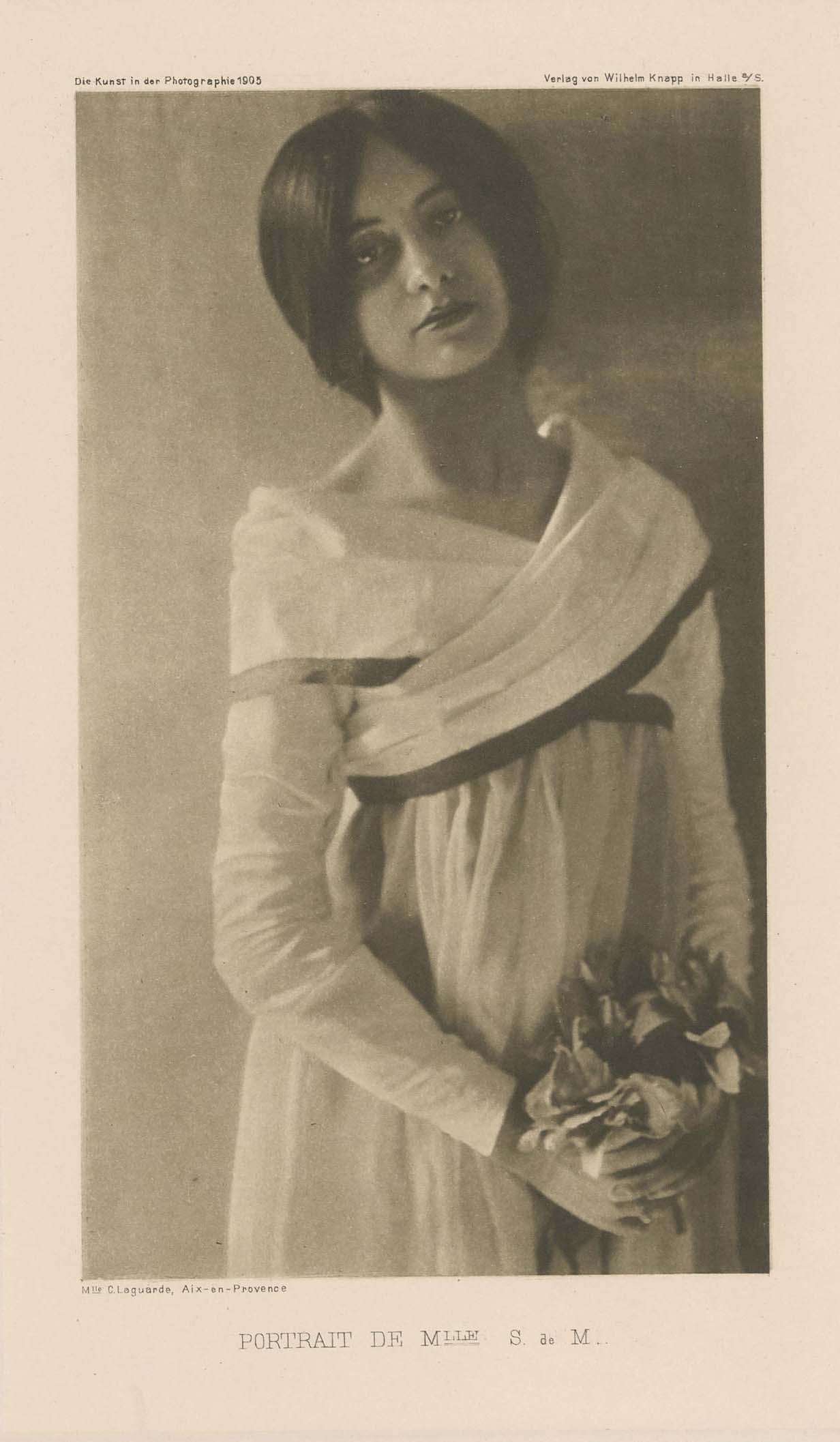 Céline Laguarde :: Portrait de Mlle. S. de M. (Portrait of Miss S. M.), ca. 1905. Photogravure published in Die Kunst in der Photographie 1905