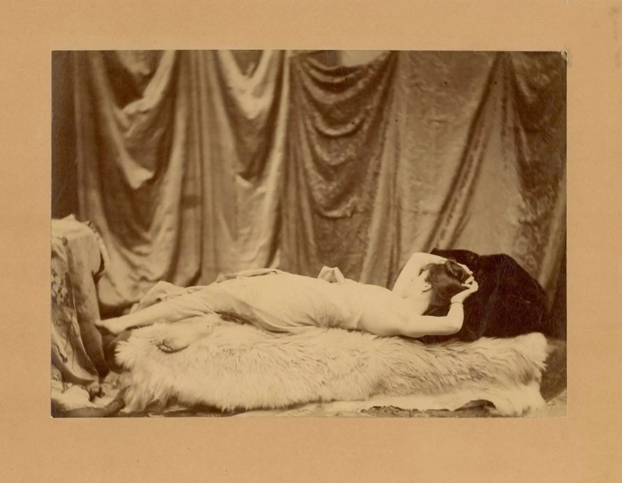 Nu allongé, ca. 1865 Tirage albuminé monté sur carton. Auteur non-identifié. | src la Gazette Drouot