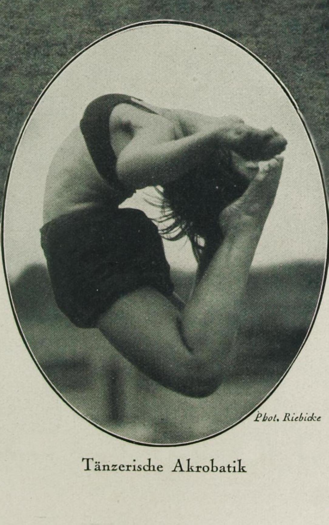 Gerhard Riebicke :: Tänzerische Akrobatik (Phot. Riebicke). UHU Magazin, Februar 1926. | src arthistoricum