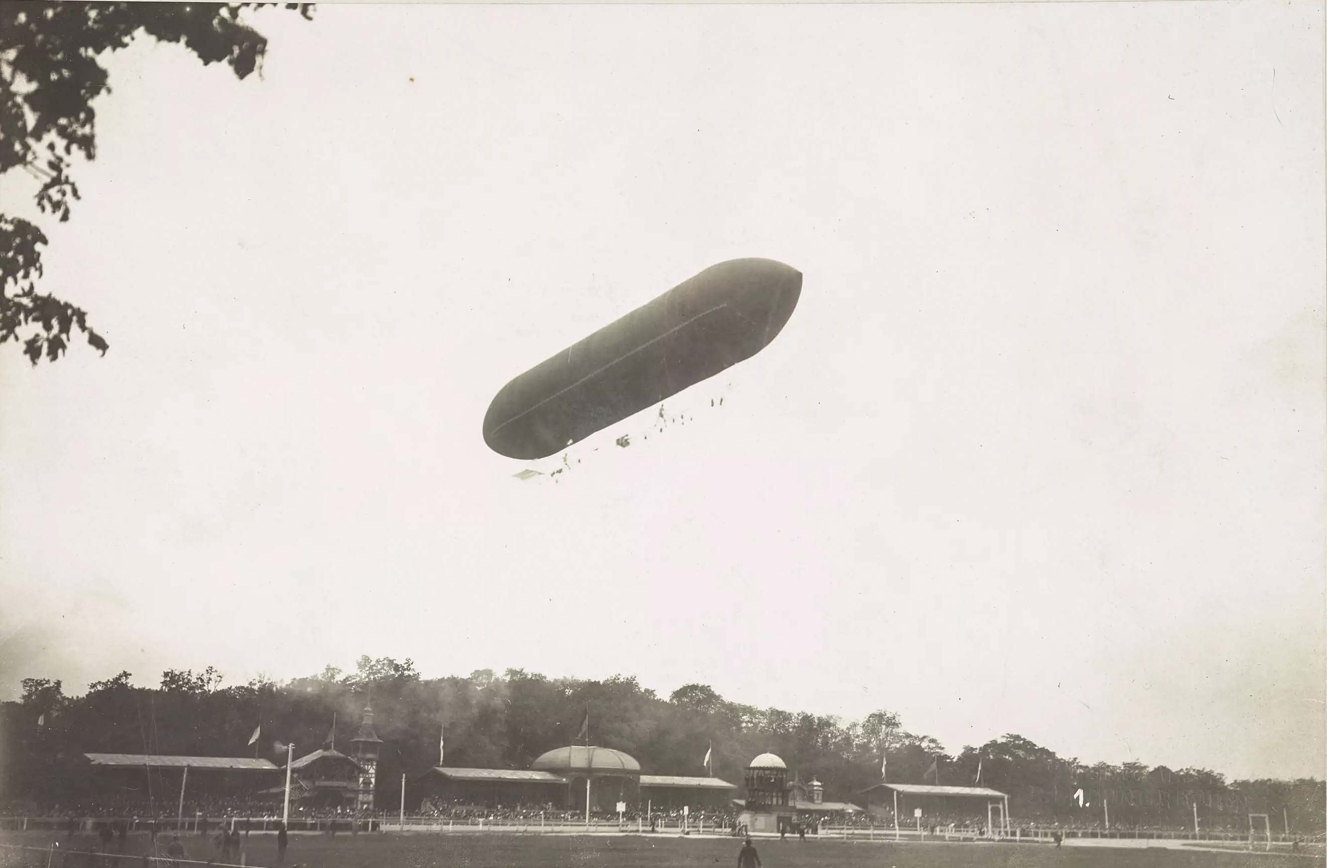 Flugversuch der Brüder Renner im Prater 1909. Verlag bzw. k. u. k. Universitätsbuchhandlung R. Lechner (Wilhelm Müller)
Flight attempt by the Renner brothers in the Prater 1909. Publisher or k. u.k. R. Lechner University Bookstore (Wilhelm Müller)
src Wien Museum