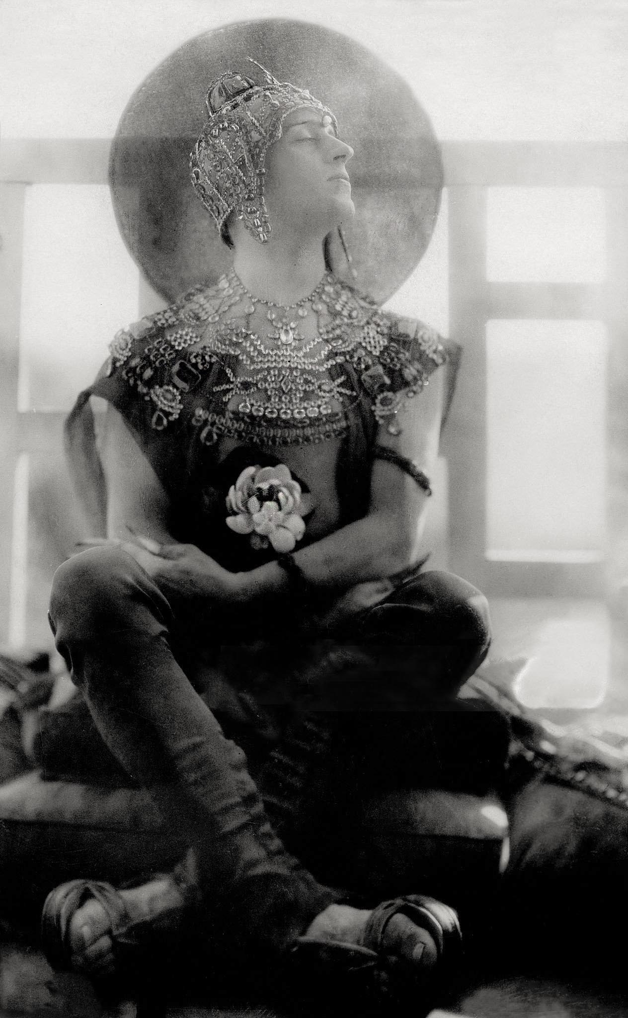 Franz Löwy :: Coiffeur Antoine, French inventor of the 'crop' haircut, posing as an Indian deity, 1926. Photographer: Franz Loewy. Property of Ullstein Bild | src Getty Images