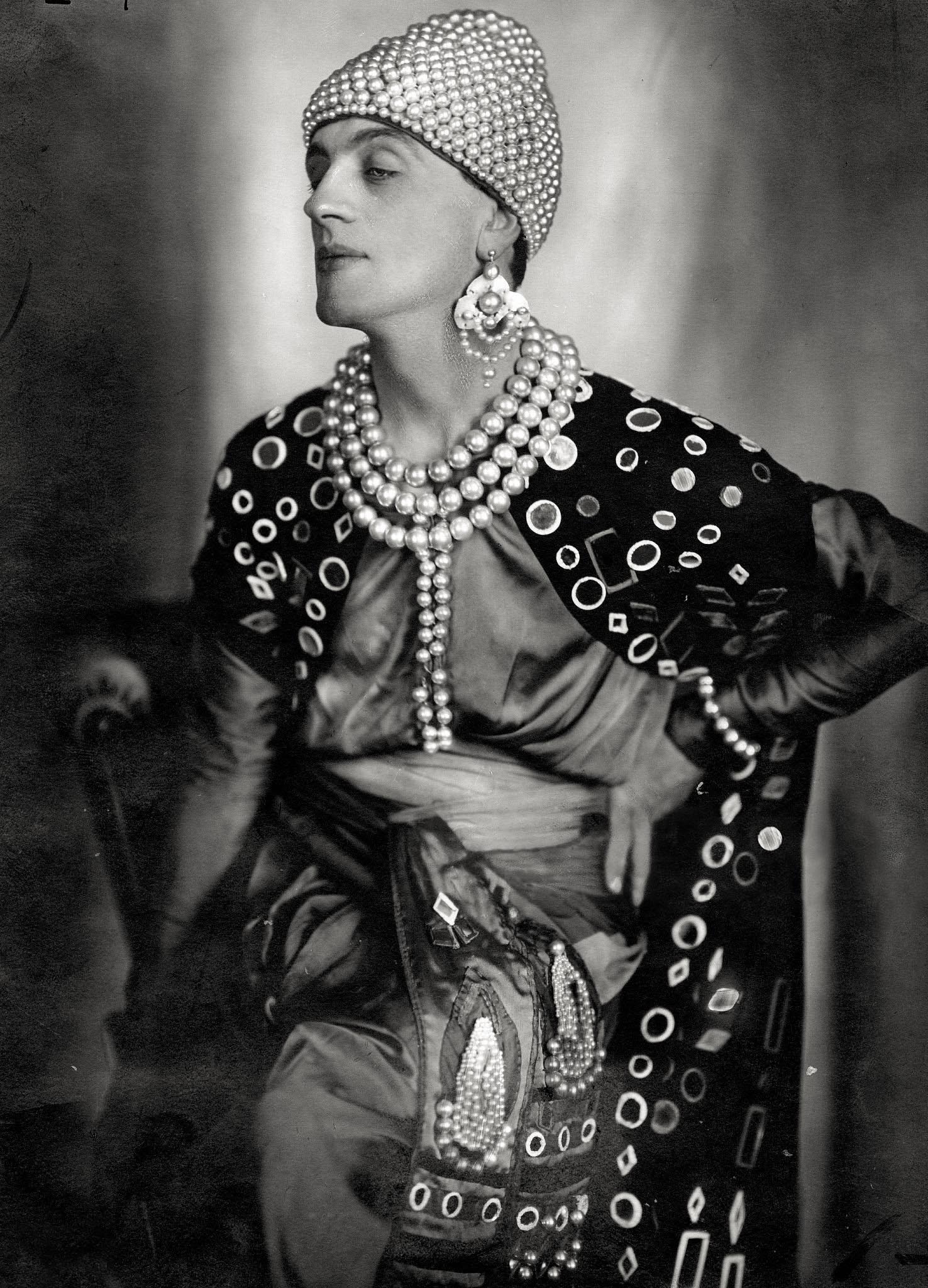 Franz Löwy :: Coiffeur Antoine (Haarkuenstler), inventor of the bobbed haircut, in pearl jewelry at a costume festival, 1925. Published in Die Dame 17/1925 and BIZ 20/1925. Photographer: Franz Loewy. Property of Ullstein Bild | src Getty Images