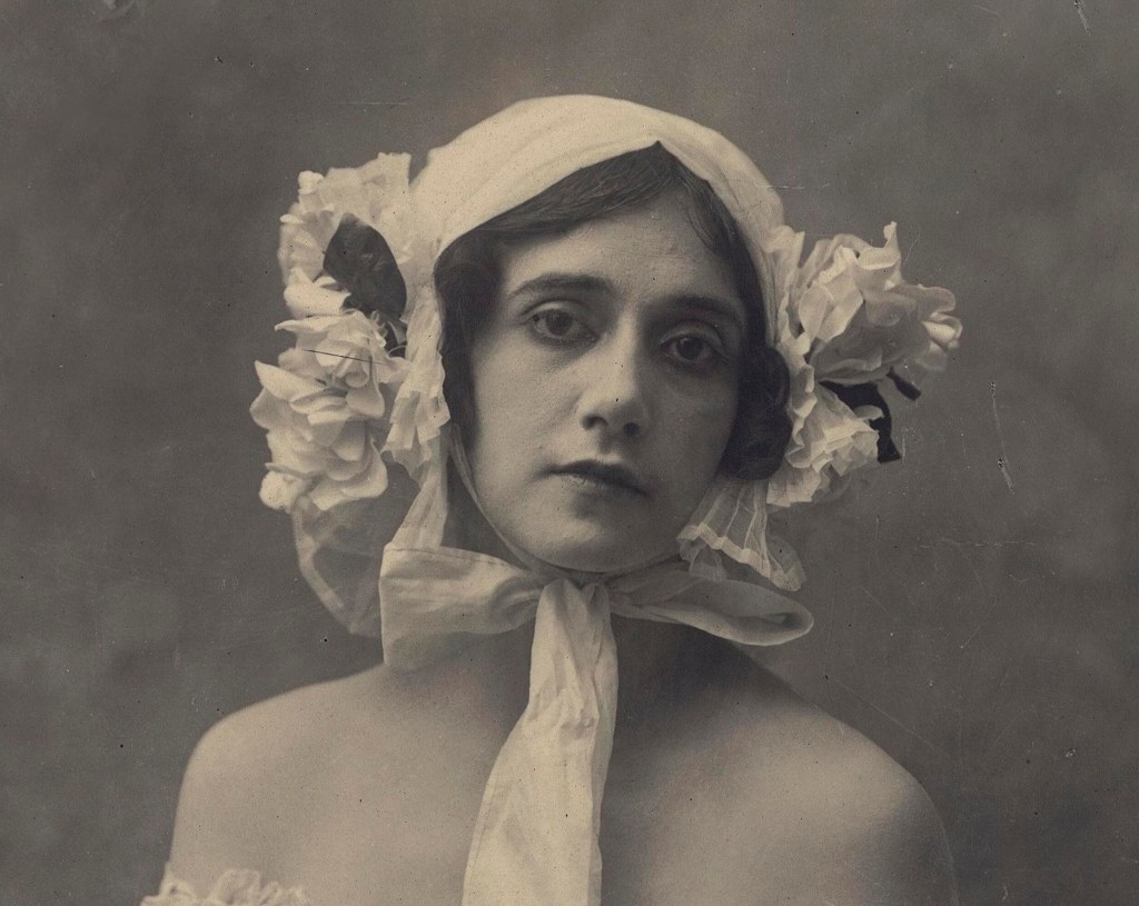 Auguste Bert :: Le spectre de la rose [Tamara Karsavina dans le rôle de la jeune fille], Théâtre de Monte-Carlo, 19-04-1911.
Le spectre de la rose : tableau chorégraphique / chorégraphie de Michel Fokine. | src Gallica ~ BnF