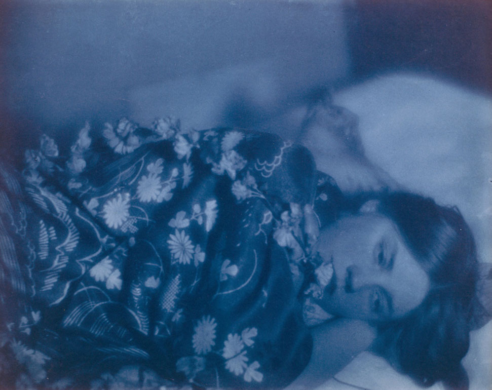 Paul B. Haviland :: Florence Peterson allongée, en kimono à fleurs, entre 1909 et 1910, Cyanotype. | src Musée d'Orsay