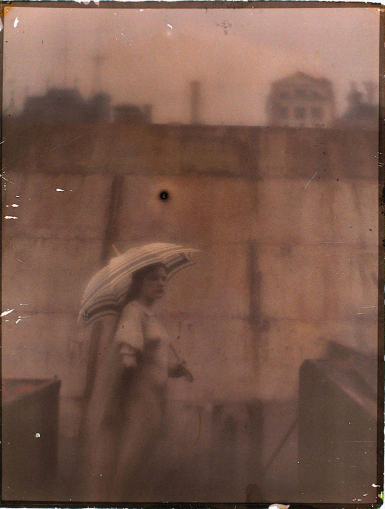 Paul Haviland :: Florence Peterson debout, avec un parapluie, entre 1909 et 1910, Autochrome. | src Musée´d'Orsay