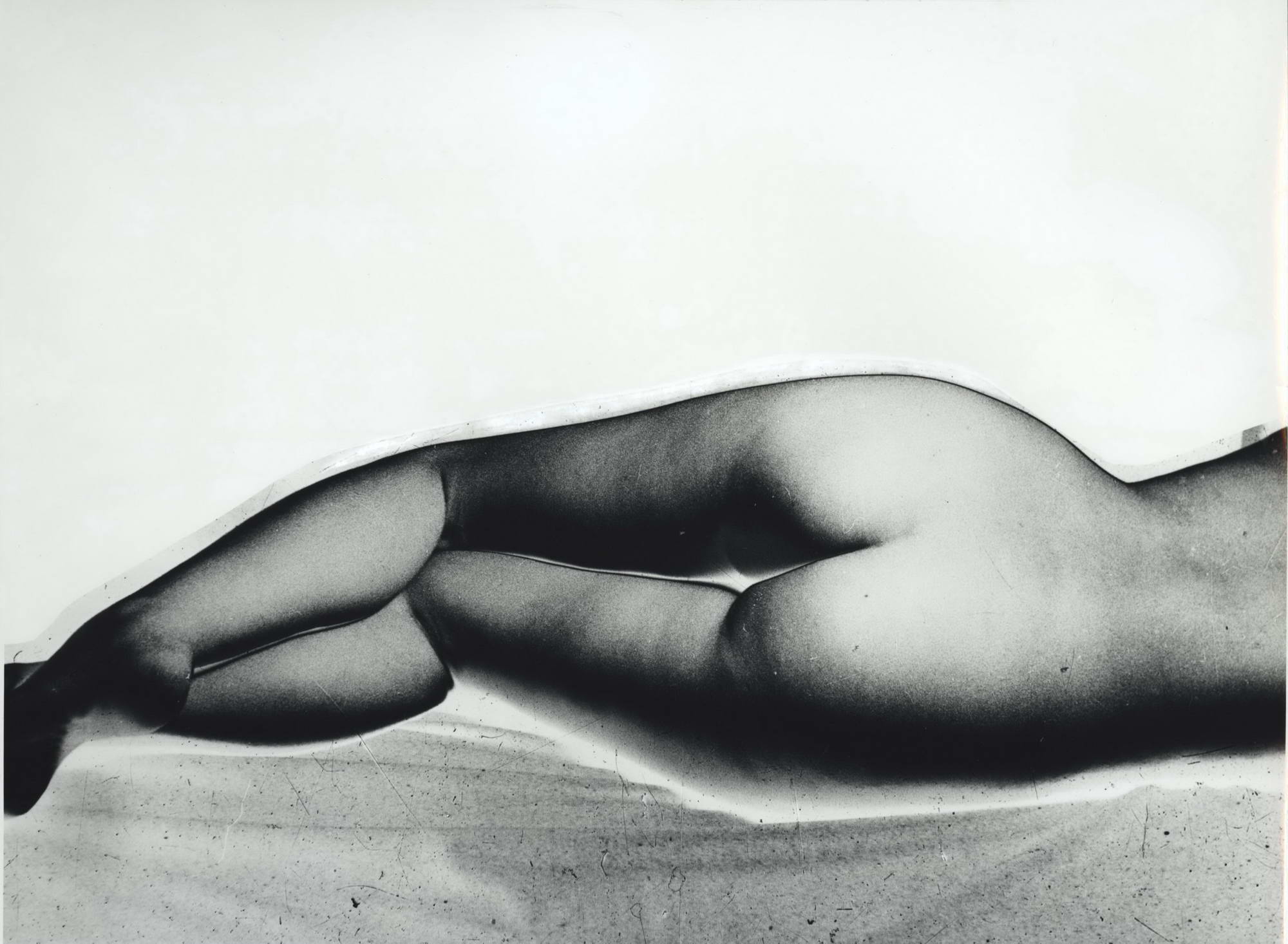 Mitsuhiro Shinoda :: Female nude, reclining, view from back, solarization (?), 1930s-1960s