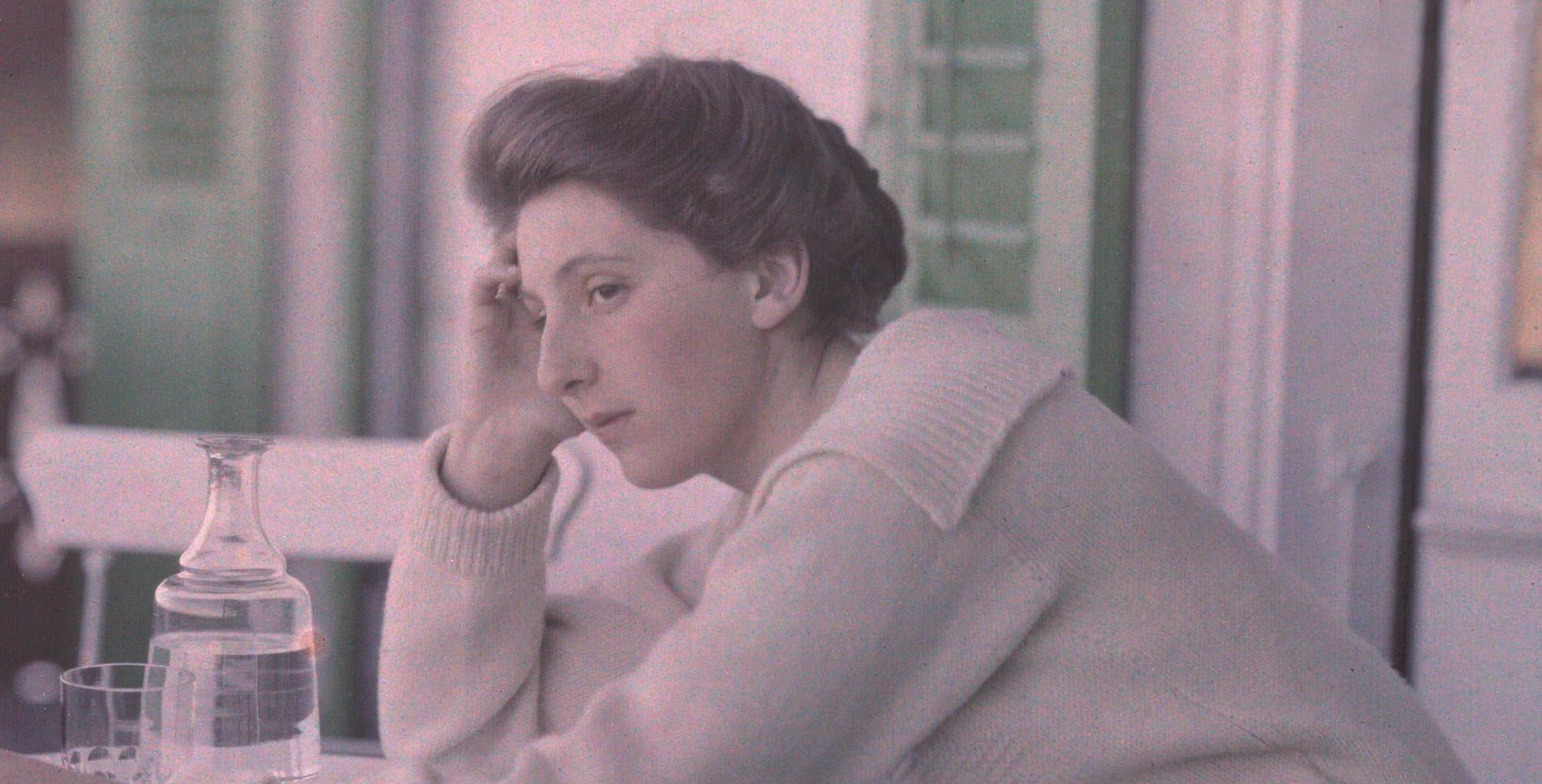 Alfred Stieglitz :: Unknown Woman, 1907. Autochrome. Alfred Stieglitz Collection | src National Gallery of Art
DETAIL