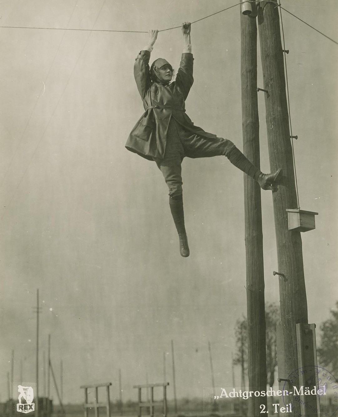 Edith Posca als Detektivin Miss Madge Henway
Drehbuch: Jane Bess
Das Achtgroschenmädel. Jagd auf Schurken. 2. Teil (D 1921, Regie: Wolfgang Neff)⠀
Quelle: Deutsche Kinemathek – Fotoarchiv