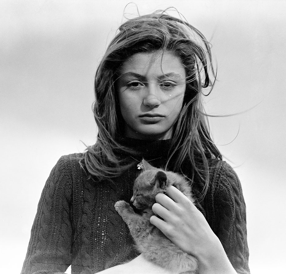 Emile Savitry :: Anouk Aimée et son chat Tulipe dans "La fleur de l'âge" de M. Carné, Belle-île-en-mer, 1947 | src ODLP