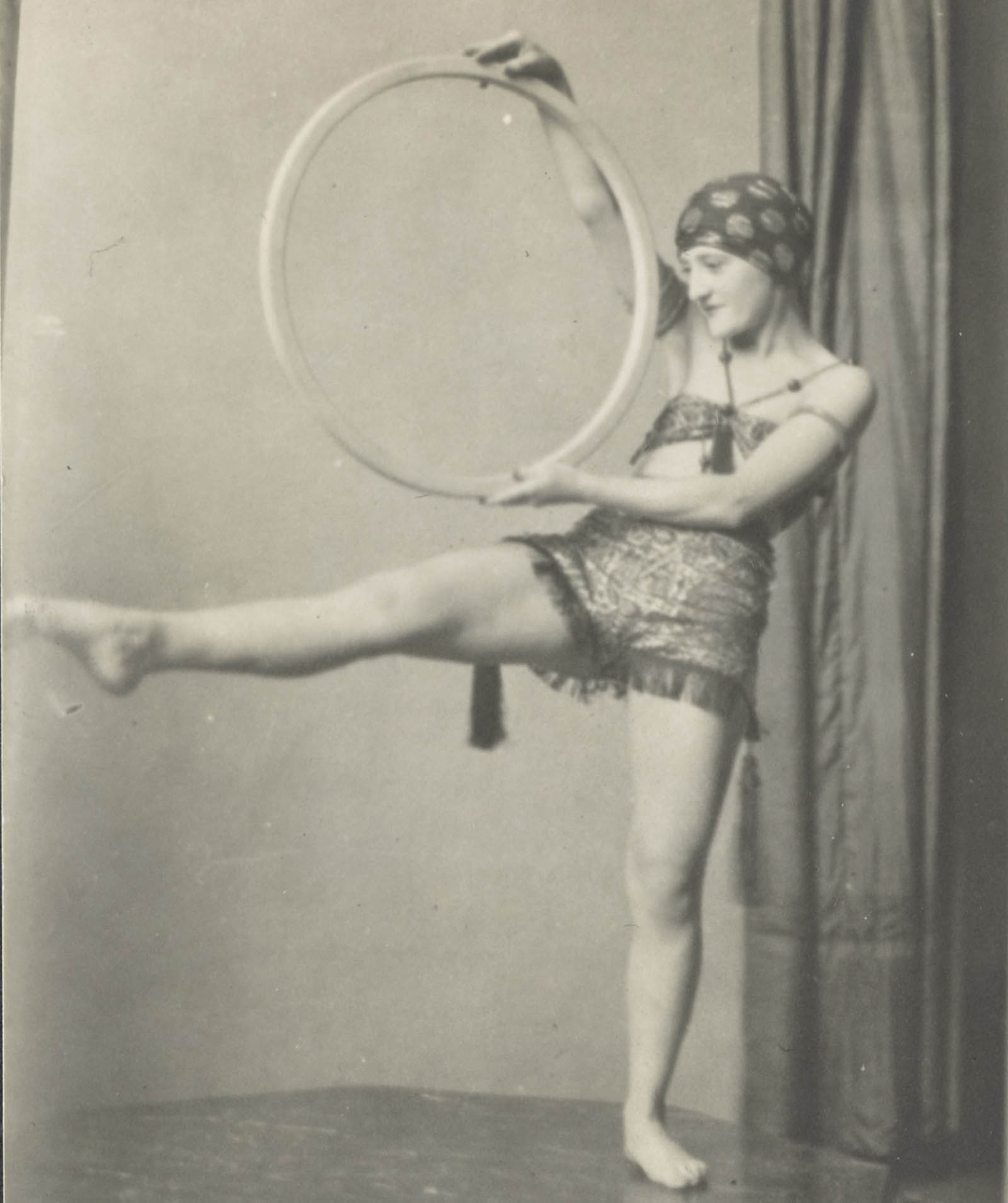 Fernand Préfontaine :: Cécile Perron posant dans l'atelier d'Ernest Cormier, Montréal, 1924. DETAIL