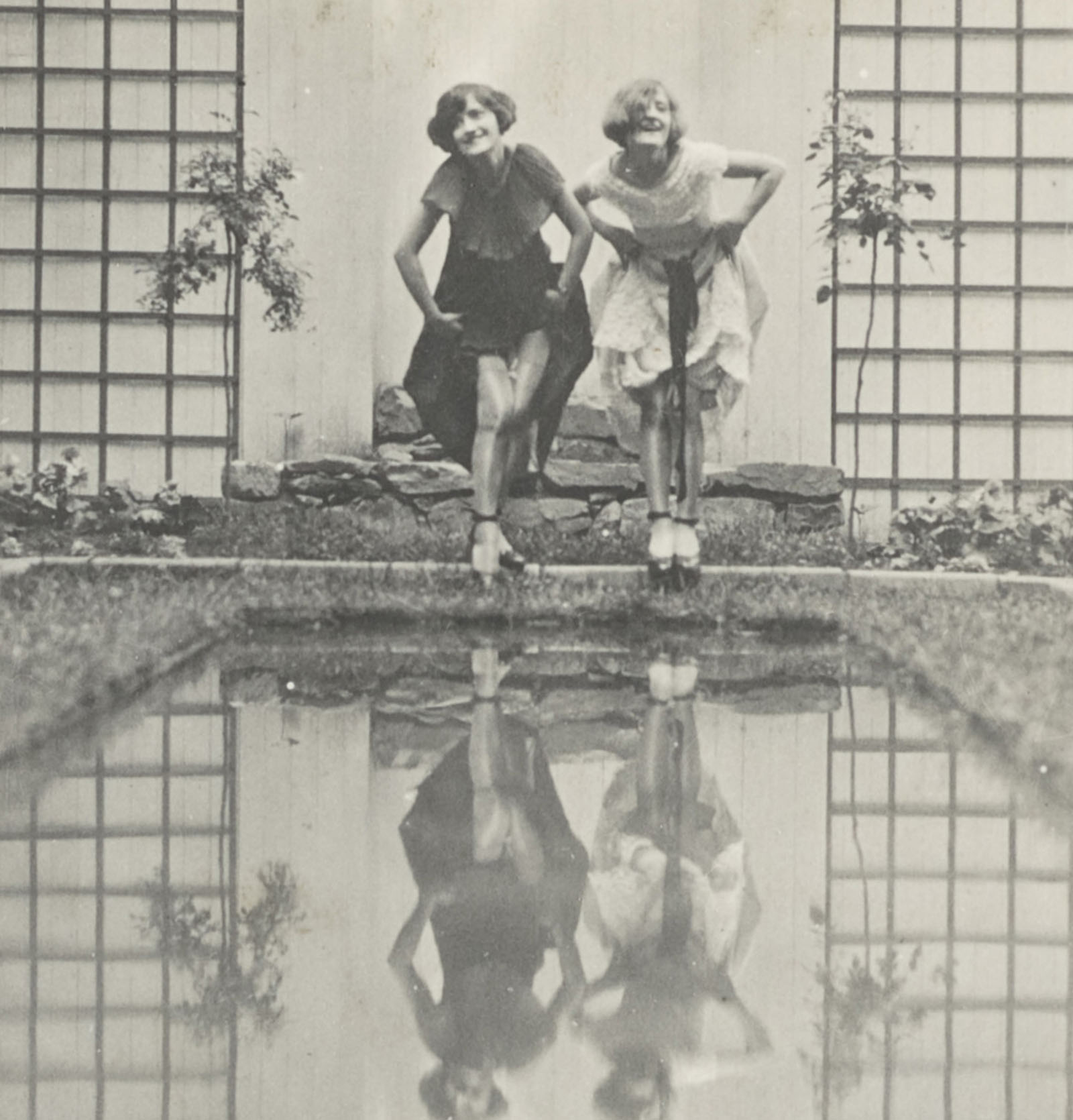 Fernand Préfontaine :: Clorinthe et Cécile Perron posant dans le jardin de l'atelier d'Ernest Cormier, Montréal, 1924. Épreuve à la gélatine argentique. | src Collection du Musée national des beaux-arts du Québec