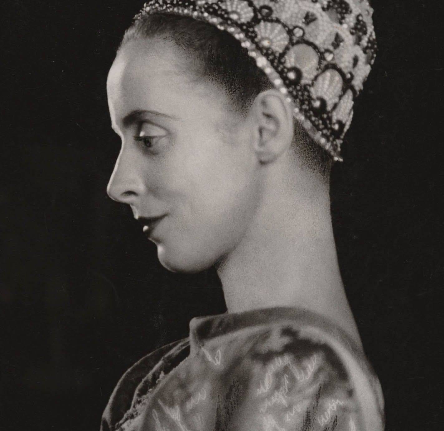 Liselotte Strelow :: Porträt einer Frau; im Profil; Tänzerin Hanna Berger; um 1943. | src Deutsche Fotothek & LVR LandesMuseum Bonn