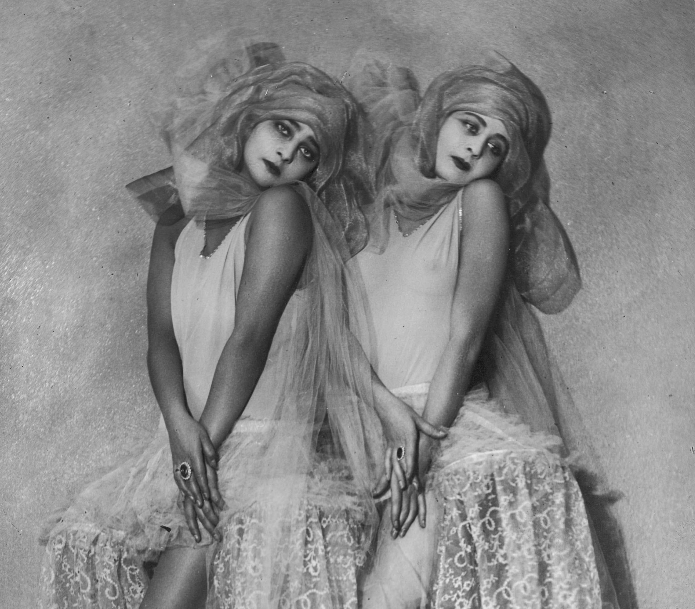 Stanisław Brzozowski :: Dancers Alina Konopka and Stanisława Welska - situational photography; 1920-28. Daily Courier Illustration Archive. Światowid Nº 50/227 of December 8, 1928