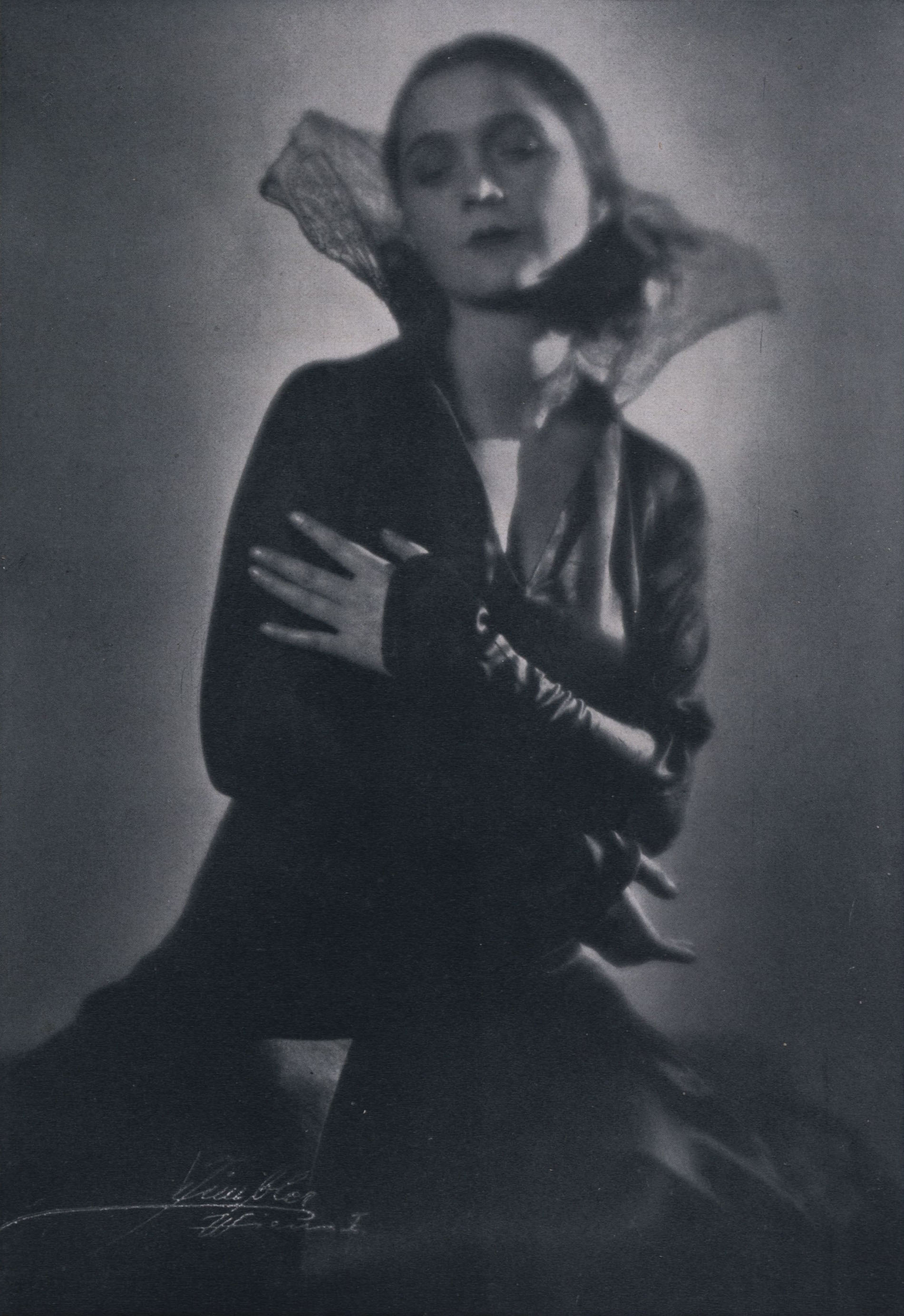 Sonja Georgiewa, die berühmte bulgarische Tänzerin. Photo Zimbler, Wien. Moderne Welt, Jahrgang 10, Heft 12. März, 1929 | ÖNB 