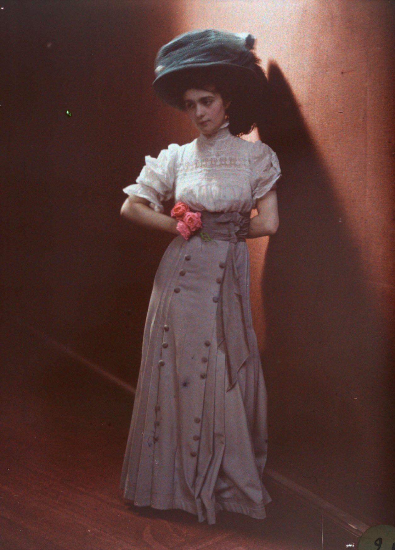 Gustave Gain :: Les portraits anonymes. Une femme, 1910. Plaque de verre Autochrome. | Fonds de la Famille Gain ~ Archives de la Manche